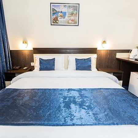 Salem Hotel On Abaya Алма Ата Екстериор снимка